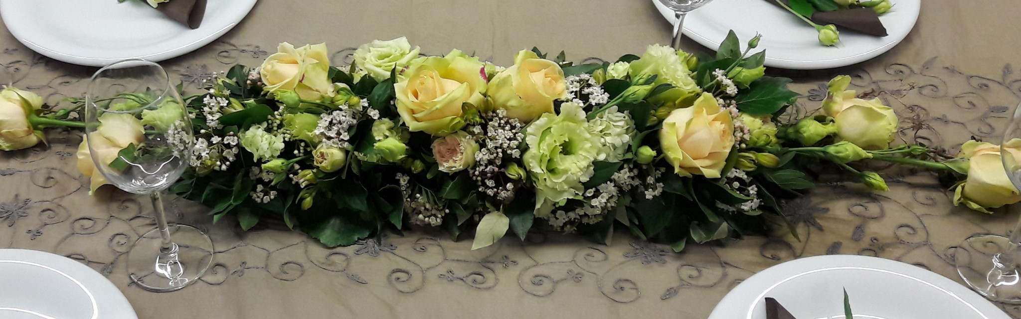 Blumengesteck als Tischdekoration