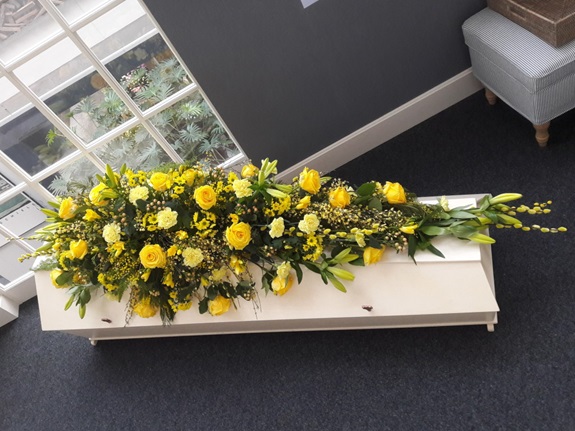 Blumenschmuck für Sarg